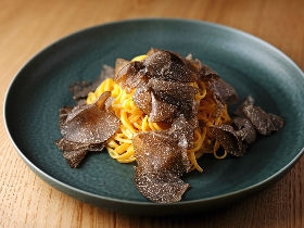 「トリュフパスタ、赤ワイン、レッドツェッペリン」だけしかない、究極のこだわりレストラン『OUT』