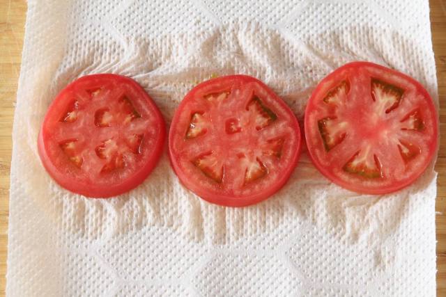 【point 4】トマトは、キッチンペーパーで水気をとる