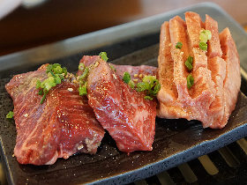 塊肉がドーンッ! うまい、安い、使い勝手がよい、カウンター焼肉『ぼんず』に肉マイスターがやられた