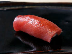 看板なし、大人のための隠れ家「鮨屋」がここ!温度のマジックが寿司をうまくする神楽坂『すし ふくづか』
