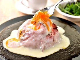 カレーの上はチーズじゃなくて「○○」! とろけるうまさが悶絶級の「白いカレー」とは?