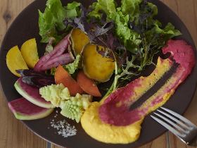 農場から食卓へ。身体にいい自然な食材を! 神田にオープンした『サスティナブルキッチン ROSY』
