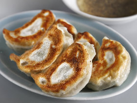 これが「餃子」の名店だ! ”酢コショウ”発祥の店、赤坂『珉珉(みんみん)』の焼き餃子がとにかくうまい
