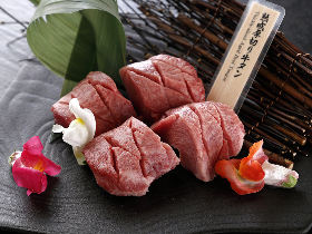 銀座『焼肉会席 舌牛』で肉汁あふれる焼肉を味わい尽くせ! 熟成厚切り牛タンは必食だ。
