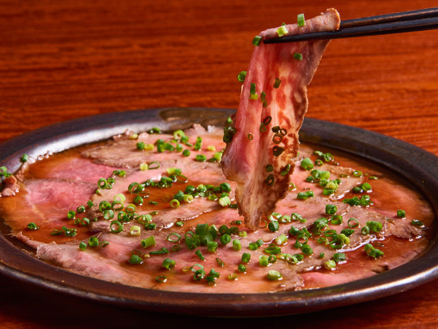 極上 ローストビーフ を卵黄ダレにからめてパクッ ここは肉と酒の天国 肉料理それがし Dressing ドレッシング