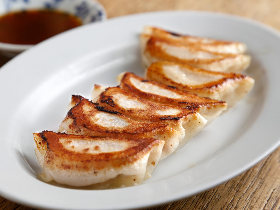 皮から手作りする、激ウマ「餃子」に箸がとまらない! 餃子マニアが本気で惚れた『餃子荘ムロ』