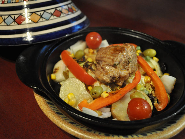 名物料理の「モロッコ風スパイス　ラム蒸し鍋（タジン）」に使用のタジン鍋は現地から調達