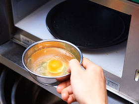 <電子レンジの場合><br>小さめのボウルなどに卵を割り入れ、卵が浸かる程の水を入れる。<br>レンジで500W、1分20秒加熱し、取り出す。<br>