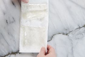 余分な水分が入らないよう、ふやかした板ゼラチンは使う前にキッチンペーパーで水気をふき取る。