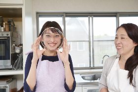 ・あらかじめセルクル型にラップを張って準備しておく。<br>・セルクル型とラップの間に隙間があるとムースが漏れてしまうため、ぴったり張ること。