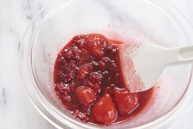 ・冷凍された果物は組織が壊れやすく、果汁がでやすい。<br>・電子レンジで温める際にふきこぼれないよう、少し大きめのボウルを使う。<br>・イチゴは、好みで潰してもよい。<br>・ソースは冷蔵庫で3~4日ほど保存可能。