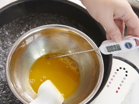 ・83℃の目安は、粘り気がでてきて湯気があがる程度。<br>・いり卵状態にならないよう、ゴムベラで混ぜ続ける。混ぜすぎると水分が飛んだり、温度が上がらなくなるので気をつける。<br>・ボウルは熱いので火傷に注意。
