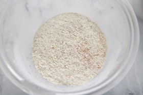 ・スキムミルクは湿気を吸いやすいため直前に計量する。<br>・最後に全粒粉が少し残ることがあるが、ダマがないことを確認したら、そのままふるった粉に加えてよい。<br>