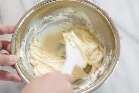 ・牛乳は一度に加えないこと。ダマにならないように5~6回にわけて、ゴムベラで溶き伸ばすように混ぜる。<br>・クリームチーズが冷たいままだと、牛乳が馴染みにくい。