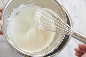 ・生クリームは、パータボンブを合わせる前にもう一度軽くホイッパーで泡を整える。<br>・⑦を注いだらゴムベラを垂直に立てて持ち、渦を作るように大きく回すと均等に合わせることができる。