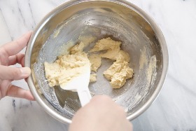 ・一度に加える量は、小さじ1杯程度。7~8回くらいに分けて牛乳を加える。<br>・その都度ゴムベラできれいに混ぜる。<br>・最初は混ざりにくいため、生地をゴムベラで切り刻むように混ぜるとよい。
