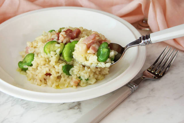 春野菜をおいしく調理！そら豆や菜の花で作る簡単リゾットレシピの画像