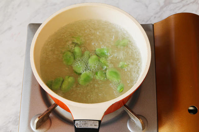 春野菜をおいしく調理！そら豆や菜の花で作る簡単リゾットレシピの画像