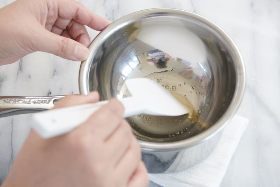 ・溶け残りがないか、ゴムベラで確認する。<br>・板ゼラチンを湯煎にかけすぎるとカピカピになってしまうため、湯煎にかけすぎないよう気をつける。
