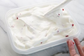 ・果物を加える場合は、できるだけ細かいものを用意する。<br>・ヨーグルトに散らしたら、果物が均一に入るようゴムベラでひと混ぜする。