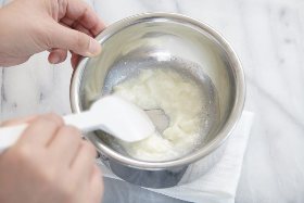 ・ヨーグルトは冷たい状態のものを使用。<br>・ヨーグルトは2回に分ける。一気に全量を加えるとゼラチンが冷えて固まり、ダマができてしまう。まず少量を熱いゼラチンとなじませてから残りを加え、全体を冷やす。