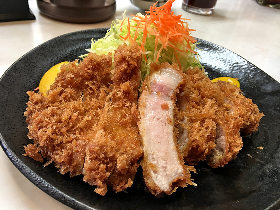 おなかにも懐にも優しい庶民の豚料理を極めた「町の定食屋さん」で出会う、至福のとんかつ