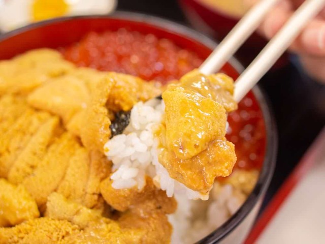 "無敵のウニ丼"と呼ばれる人気メニュー「うにだけうに丼」