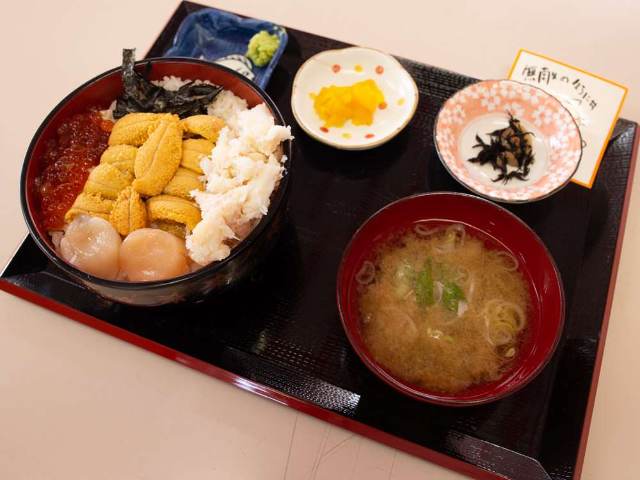 人生で一度は食べたい。北海道が世界に誇る「無敵のウニ丼」の名店の画像