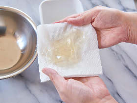 ・余分な水分が入らないよう、ふやかした板ゼラチンは使う前にキッチンペーパーで水気をふき取る。