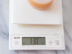 ・ガラスのカップに注ぐ際、全てのカップに均等に入れられるよう、ここで一度計量しておくとよい。<br><br>・一個あたり、およそ20gを目安とする。(6個の場合、120gは必要)<br>
