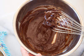 ・1度目は生クリームを少し多めに加えて、固くしまったら次を加える。その都度きちんと混ぜて乳化させる。<br><br>・艶が出てきたら乳化できている証拠。<br><br>・チョコレートのパーセンテージが変わると乳化しなくなる。