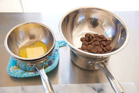 ・チョコレートが焦げてしまわないよう、必ず火からおろして湯煎すること。<br><br>・50℃は目安のため、少し高め(52~53℃くらい)でもよい。<br><br>・ボウルの中にお湯が入らないように気をつけること。<br>