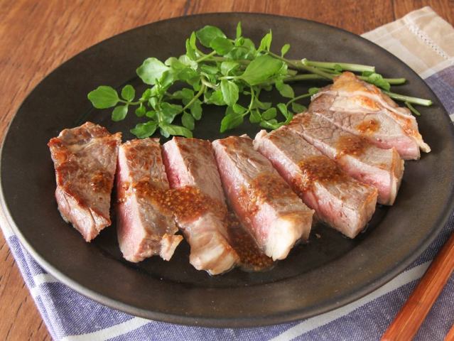 メープルマスタードソースが肉のおいしさを引き立てる「ビーフステーキ」