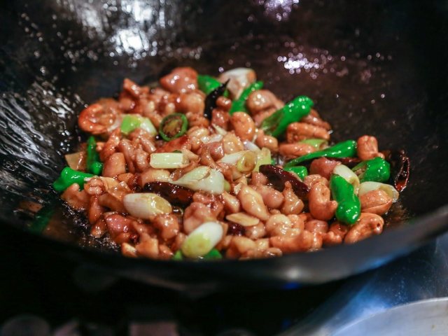  四川の名料理人・井桁シェフ直伝「鶏肉とカシューナッツのピリ辛炒め」の作り方の画像