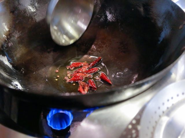  四川の名料理人・井桁シェフ直伝「鶏肉とカシューナッツのピリ辛炒め」の作り方の画像