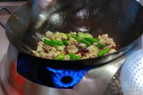・野菜を入れて、炒める時間は30~40秒ほど。ここで唐辛子がきれいな赤黒い色(フーラー)になるように調節する。