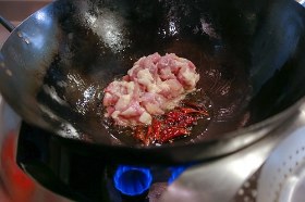  四川の名料理人・井桁シェフ直伝「鶏肉とカシューナッツのピリ辛炒め」の作り方の画像