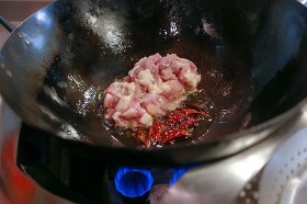 ・辛みの調味料を焦がさないように弱火で炒めはじめ、鶏モモ肉を入れるときに中火にあげる。